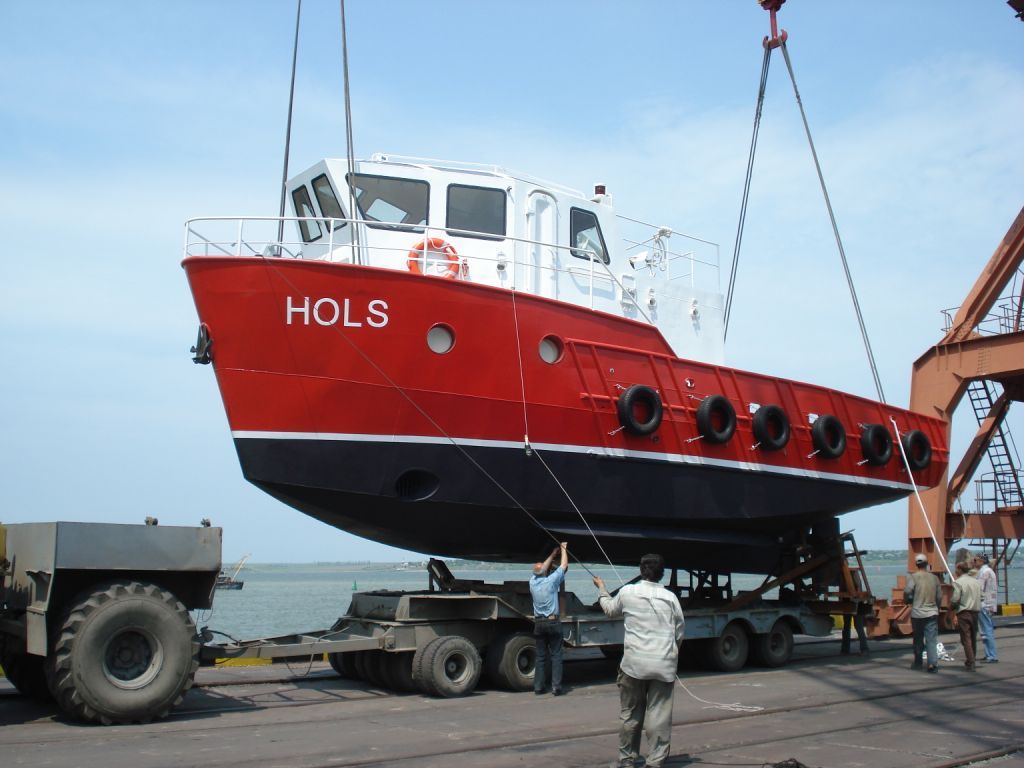 SF1410 HOLS being lifted at the shipyard